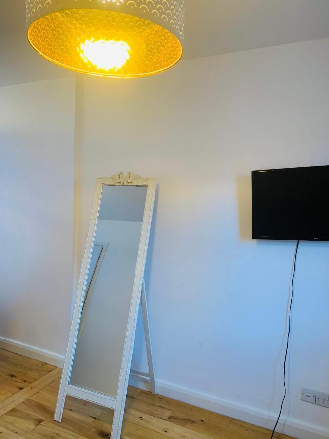Riverside Double Room With Double Sofa Bed Londra Esterno foto